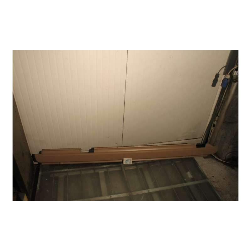 131  (TWO DOORS)  RIGHT DOOR SILL